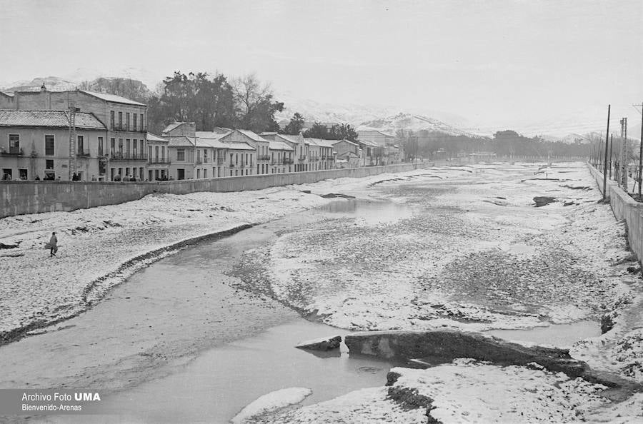 El 3 de febrero de 1954 es una fecha que ha quedado en el recuerdo de la capital. Aquel día se dieron las condiciones necesarias para que la nieve cuajara en Málaga y quedara una estampa que no se ha vuelto a repetir desde esa fecha.