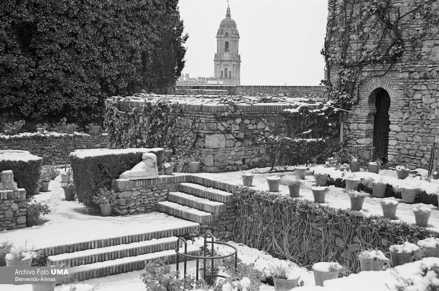 El 3 de febrero de 1954 es una fecha que ha quedado en el recuerdo de la capital. Aquel día se dieron las condiciones necesarias para que la nieve cuajara en Málaga y quedara una estampa que no se ha vuelto a repetir desde esa fecha.