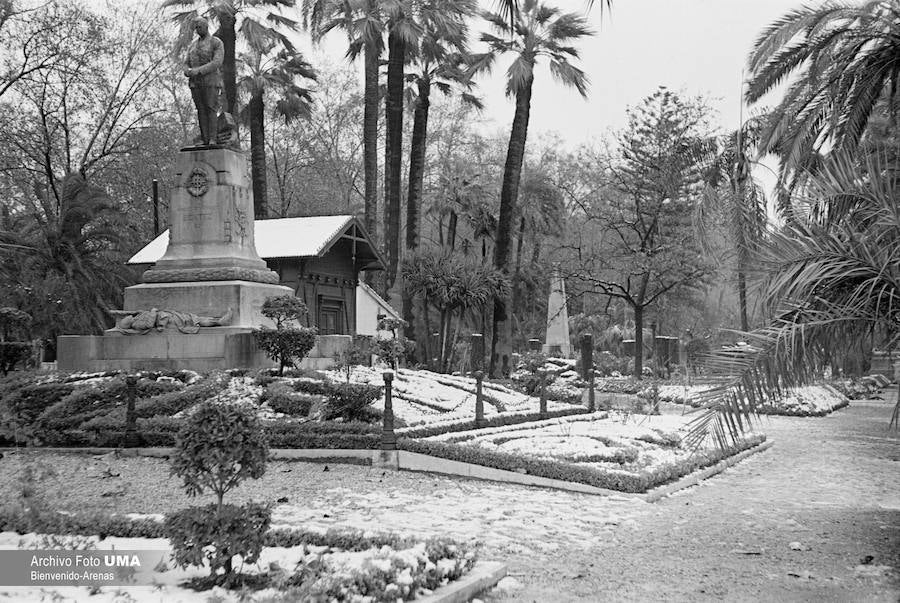 El 3 de febrero de 1954 es una fecha que ha quedado en el recuerdo de la capital. Aquel día se dieron las condiciones necesarias para que la nieve cuajara en Málaga y quedara una estampa que no se ha vuelto a repetir desde esa fecha.