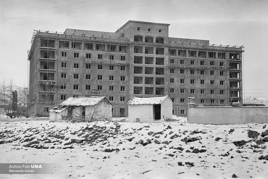 El 3 de febrero de 1954 es una fecha que ha quedado en el recuerdo de la capital. Aquel día se dieron las condiciones necesarias para que la nieve cuajara en Málaga y quedara una estampa que no se ha vuelto a repetir desde esa fecha.