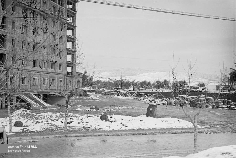 El 3 de febrero de 1954 es una fecha que ha quedado en el recuerdo de la capital. Aquel día se dieron las condiciones necesarias para que la nieve cuajara en Málaga y quedara una estampa que no se ha vuelto a repetir desde esa fecha.