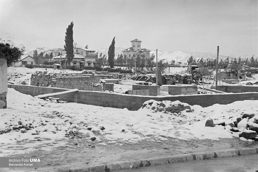 El 3 de febrero de 1954 es una fecha que ha quedado en el recuerdo de la capital. Aquel día se dieron las condiciones necesarias para que la nieve cuajara en Málaga y quedara una estampa que no se ha vuelto a repetir desde esa fecha.