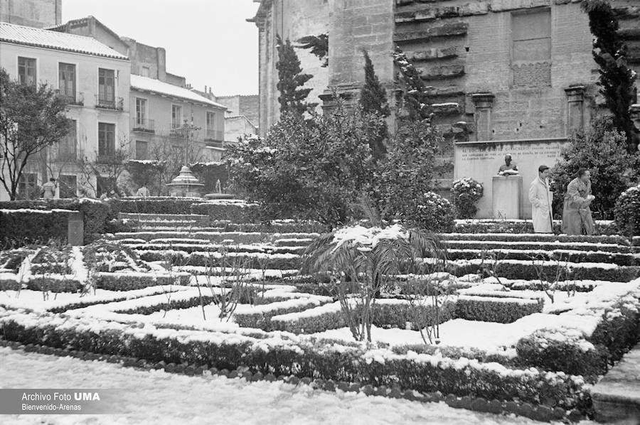 El 3 de febrero de 1954 es una fecha que ha quedado en el recuerdo de la capital. Aquel día se dieron las condiciones necesarias para que la nieve cuajara en Málaga y quedara una estampa que no se ha vuelto a repetir desde esa fecha.