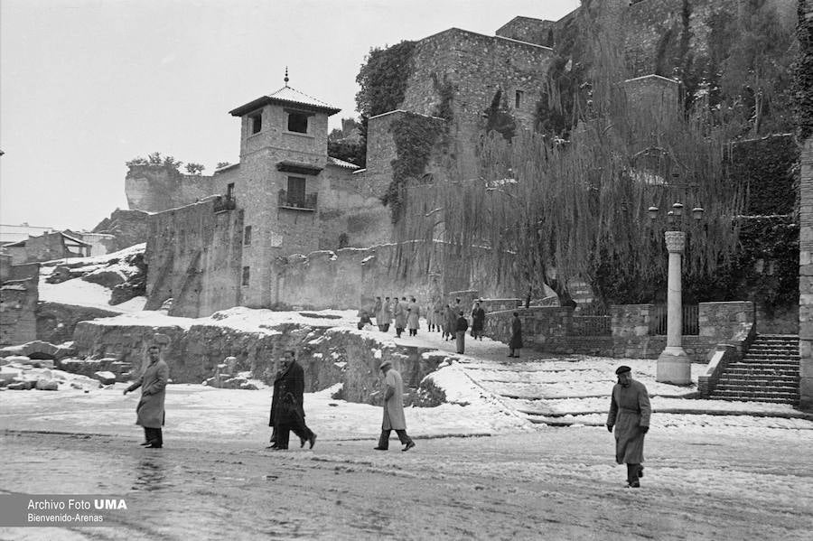 El 3 de febrero de 1954 es una fecha que ha quedado en el recuerdo de la capital. Aquel día se dieron las condiciones necesarias para que la nieve cuajara en Málaga y quedara una estampa que no se ha vuelto a repetir desde esa fecha.