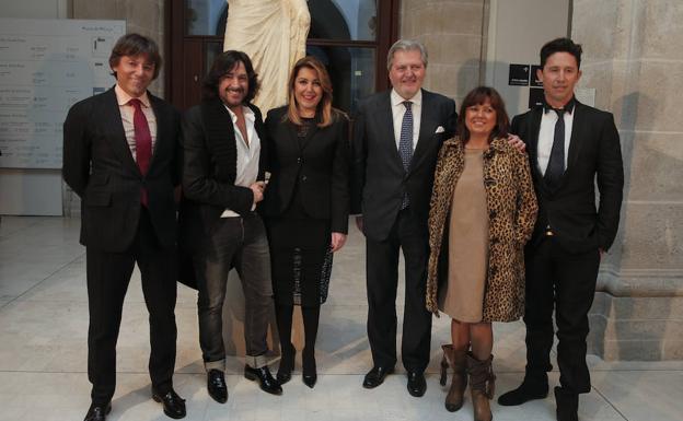 Susana Díaz e Íñigo Méndez de Vigo, anoche con algunos de los premiados en la cena que se les ofreció en La Aduana. 