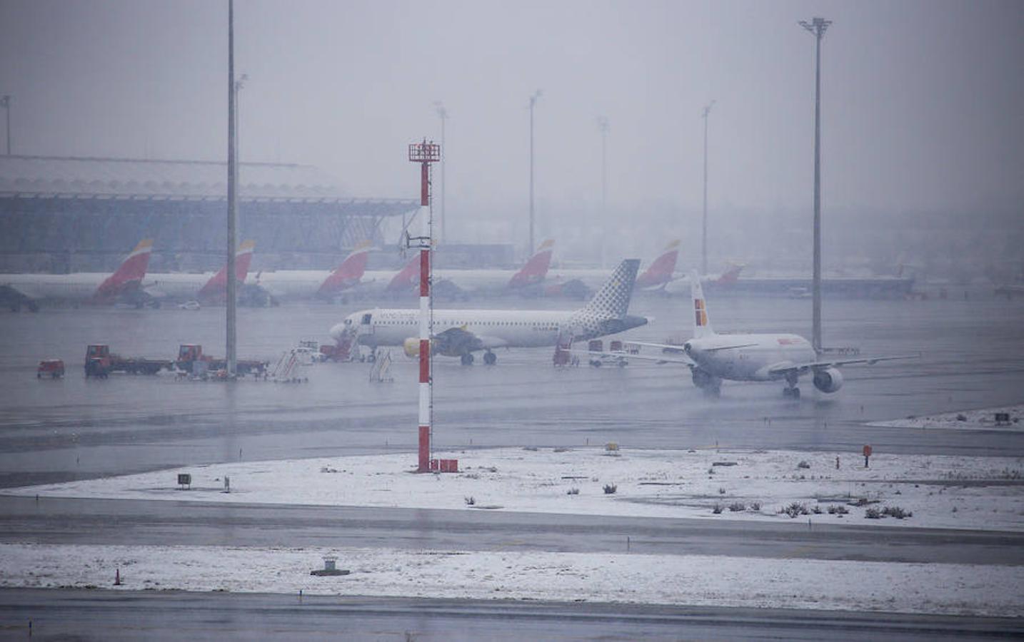 El aeropuerto de Madrid-Barjas ha tenido que cerrar dos pistas.