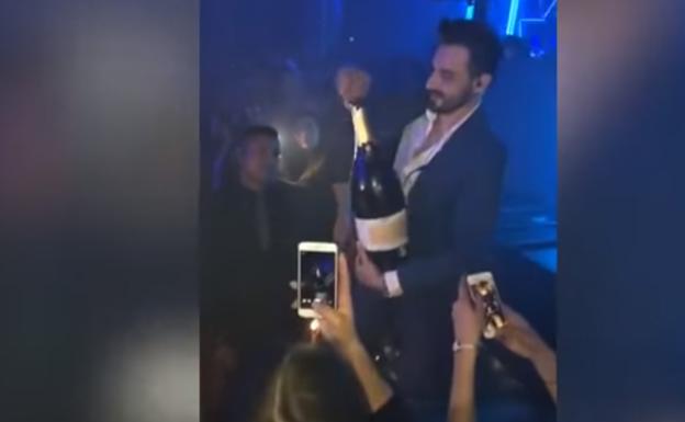 Vídeo | Se le cae una botella de champán de 34.000 euros y le explota en la cara en una discoteca de Ibiza