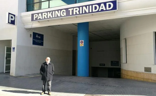 Antonio Rodríguez, ante el parking donde hasta ahora estacionaba su vehículo.