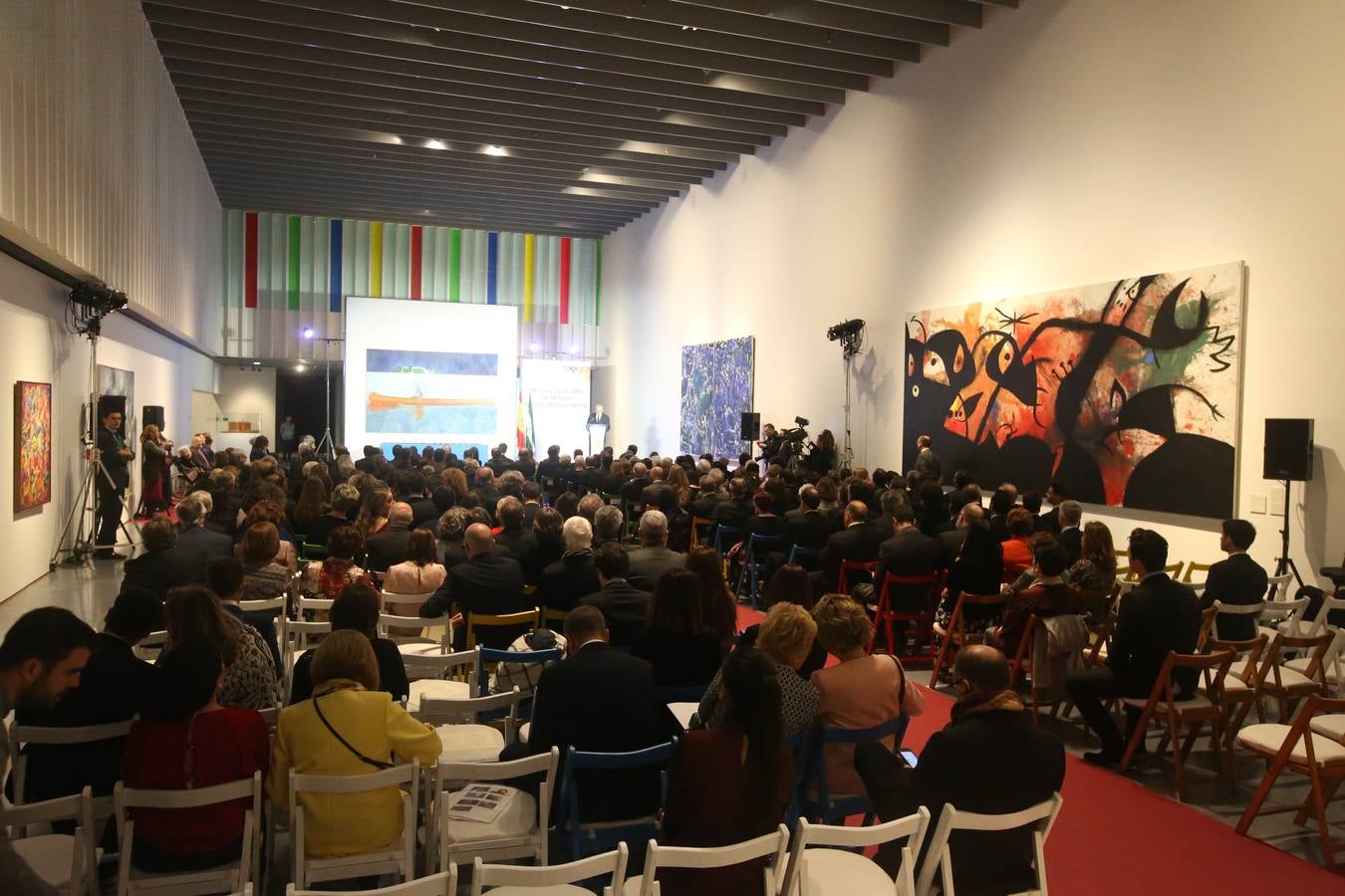 Don Felipe y Doña Letizia presiden la ceremonia en el Pompidou
