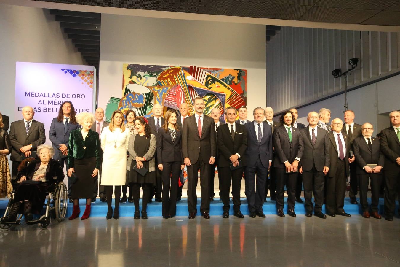 Foto de la familia con los premiados, autoridades y los monarcas.