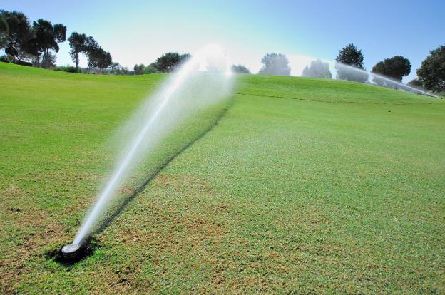 El riego en campos de golf se realiza con agua reciclada. 