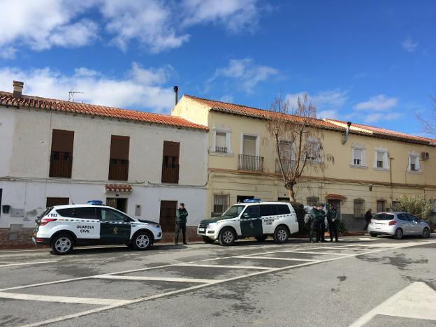 La Guardia Civil, apostada a las puertas de la vivienda de la pareja.