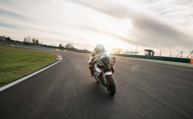 Loris Capirossi pilotando una MotoE.