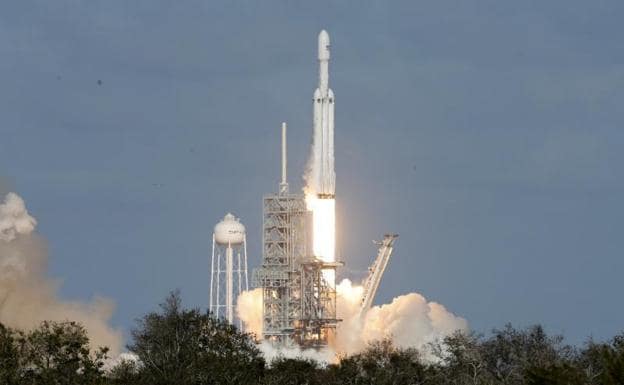 El Falcon Heavy, durante su despegue.