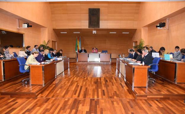 El equipo de gobierno aprobó los presupuestos sin contar con el apoyo de otro partido.