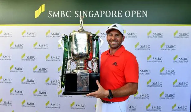 Sergio García posa con el trofeo conquistado en Singapur, su primer título del año. :: sur
