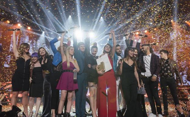 Imagen principal - Arriba, Amaia celebra el triunfo con los participantes en la gala final del concurso. Abajo, a la izquierda, Pablo Alborán se sumó a la fiesta y presentó su nuevo trabajo. A la derecha, David Bisbal, el más carismático junto a Rosa de la primera edición de ‘OT, cantó a capela por problemas técnicos.