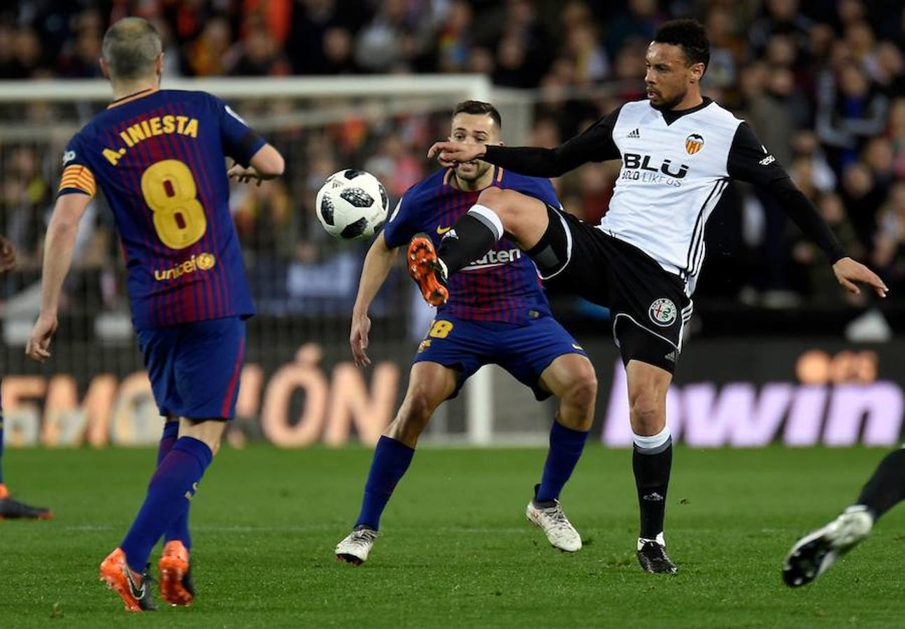 El Barcelona disputará su quinta final de Copa del Rey consecutiva, tras imponerse al Valencia en Mestalla (0-2) con tantos de Coutinho y Rakitic.