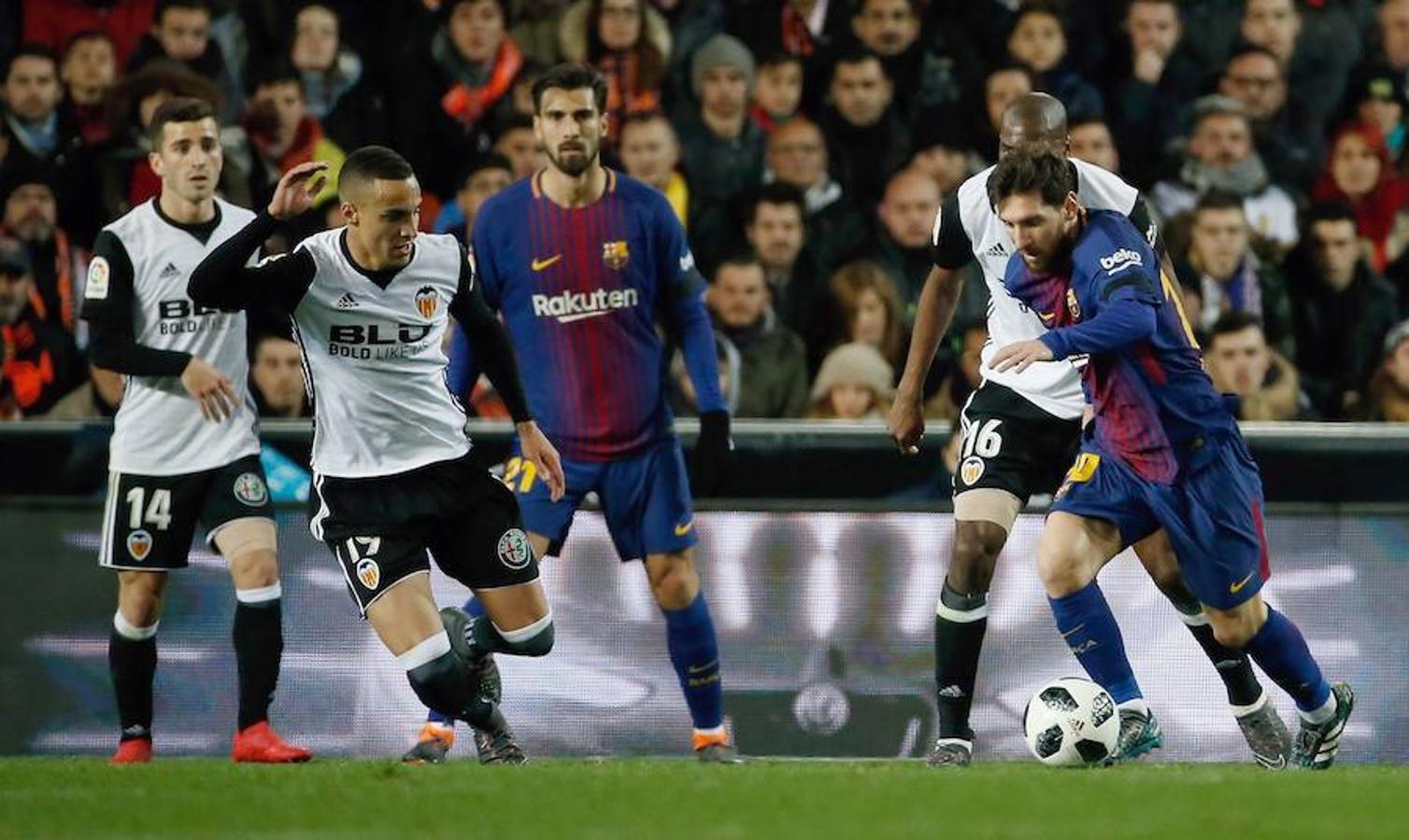 El Barcelona disputará su quinta final de Copa del Rey consecutiva, tras imponerse al Valencia en Mestalla (0-2) con tantos de Coutinho y Rakitic.