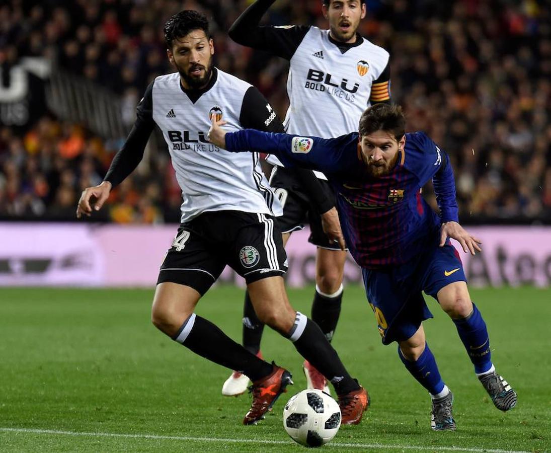 El Barcelona disputará su quinta final de Copa del Rey consecutiva, tras imponerse al Valencia en Mestalla (0-2) con tantos de Coutinho y Rakitic.