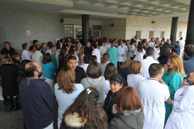 Concentración de trabajadores del centro sanitario, ayer..