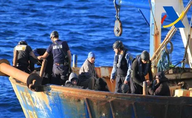 Imagen principal - Arriba, un buzo de la Guardia Civil recupera un fardo de hachís arrojado al fondo del mar por los narcos. Abajo, a la izquierda, funcionarios de Aduanas abordan un barco con droga. A la derecha, vehículo particular de un agente de la Guadia Civil del Campo de Gibraltar calcinado tras prenderle fuego los narcotraficantes. 