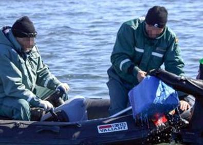 Imagen secundaria 1 - Arriba, un buzo de la Guardia Civil recupera un fardo de hachís arrojado al fondo del mar por los narcos. Abajo, a la izquierda, funcionarios de Aduanas abordan un barco con droga. A la derecha, vehículo particular de un agente de la Guadia Civil del Campo de Gibraltar calcinado tras prenderle fuego los narcotraficantes. 