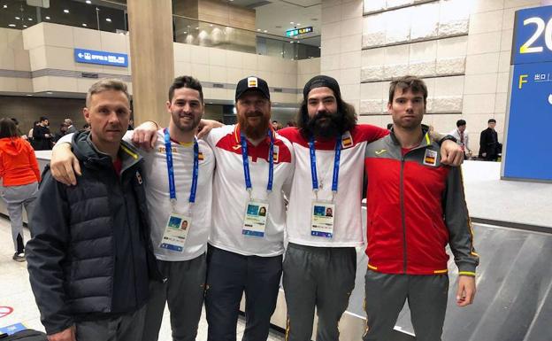 Regino Hernández, segundo por la derecha, con el equipo español de 'snow' a su llegada a PyeongChang