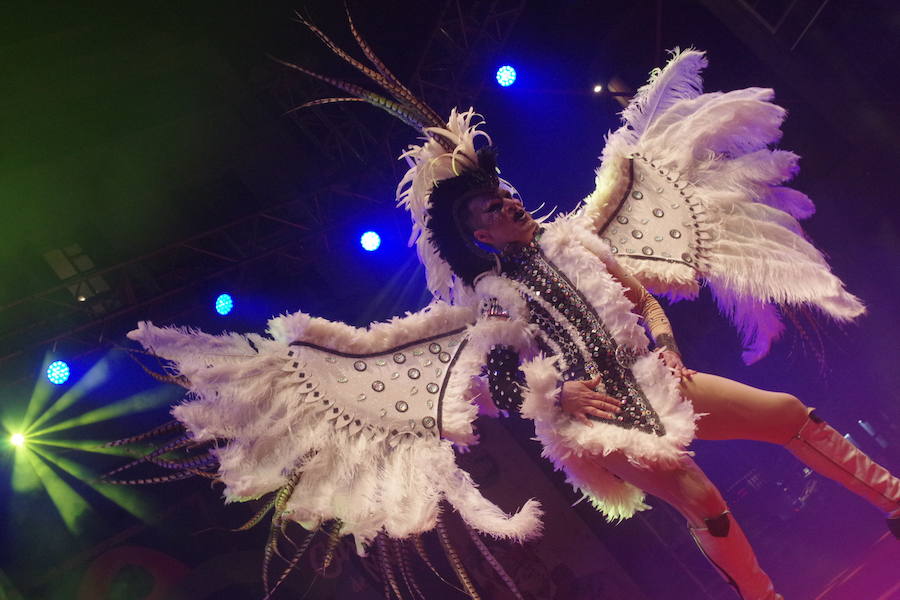 El concurso de fantasía llena de fiesta la Plaza de la Constitución con nueve provocadoras y reivindicativas participantes en el concurso de drag queens del Carnaval de Málaga