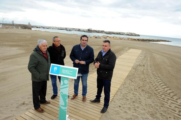 Miembros de la Cofradía de Pescadores, ayer, con el concejal de Marbella y el representante sindical. 