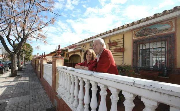 Lola Fernando y Gabriel Cuevas, en la entrada de su casa. 