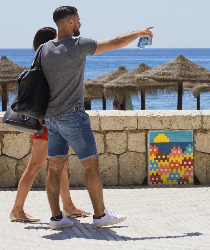 El artista llena la capital de mosaicos