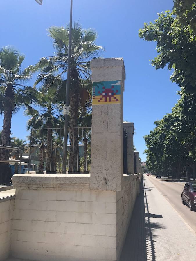 El artista llena la capital de mosaicos