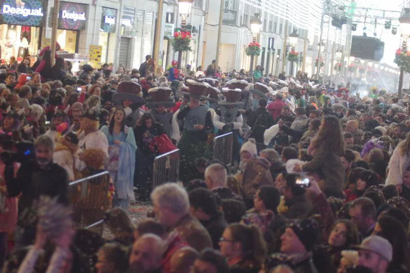 Pasacalles, batalla de las flores y La Final en la Plaza llenan el Centro