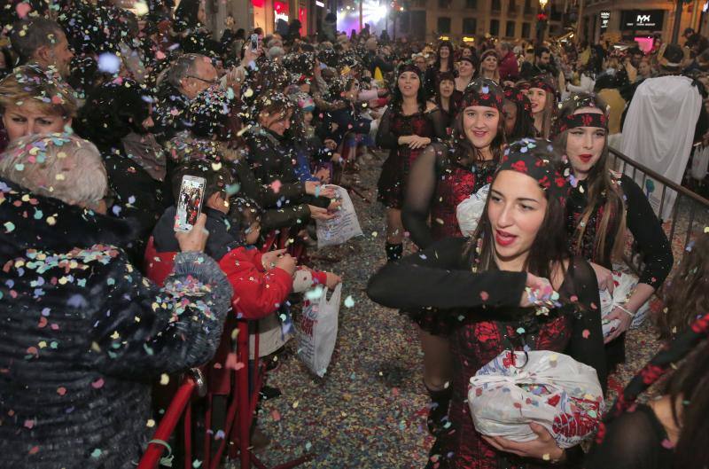 Pasacalles, batalla de las flores y La Final en la Plaza llenan el Centro