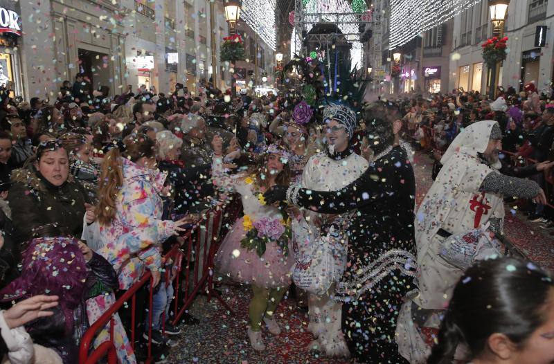 Pasacalles, batalla de las flores y La Final en la Plaza llenan el Centro