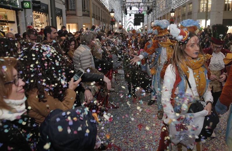 Pasacalles, batalla de las flores y La Final en la Plaza llenan el Centro