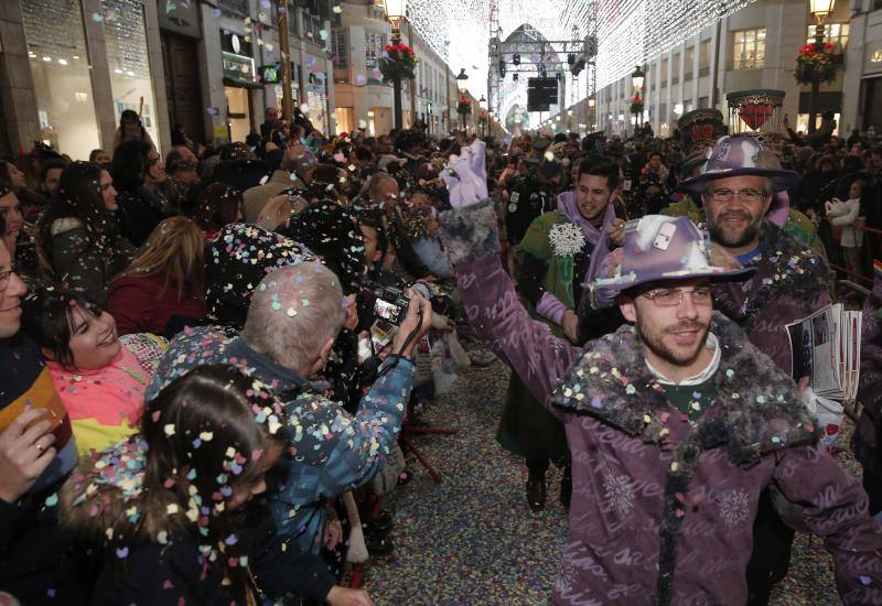 Pasacalles, batalla de las flores y La Final en la Plaza llenan el Centro