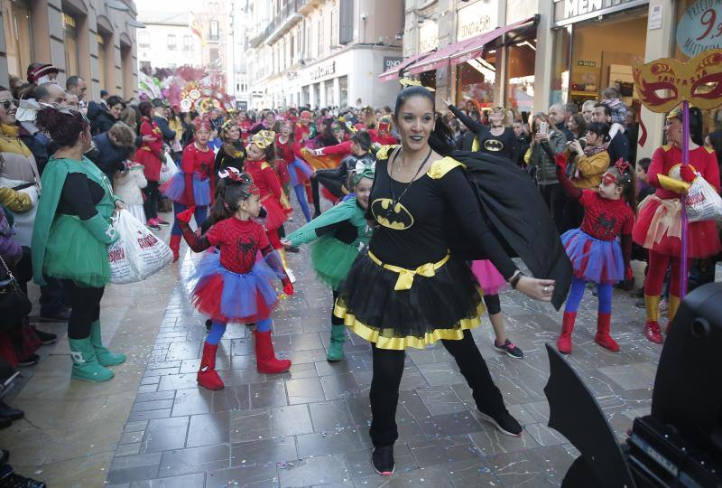 Pasacalles, batalla de las flores y La Final en la Plaza llenan el Centro