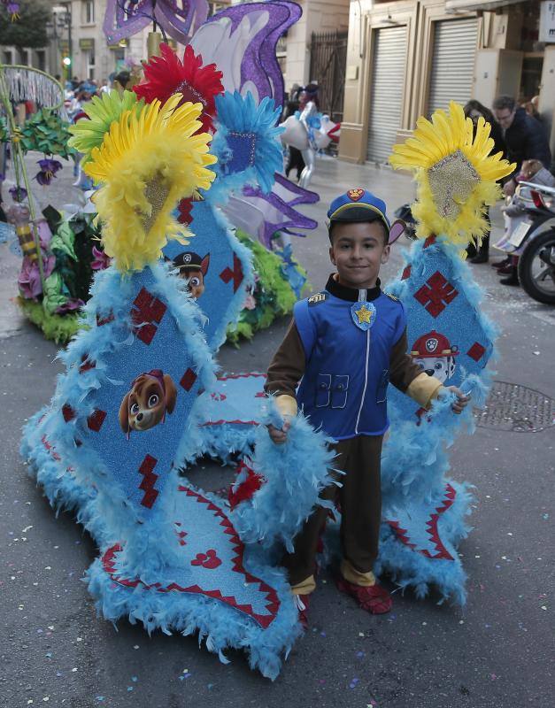 Pasacalles, batalla de las flores y La Final en la Plaza llenan el Centro