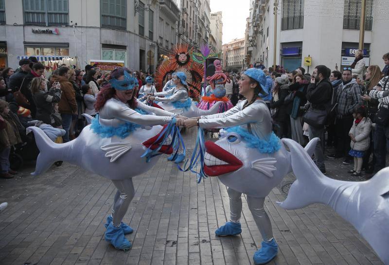 Pasacalles, batalla de las flores y La Final en la Plaza llenan el Centro