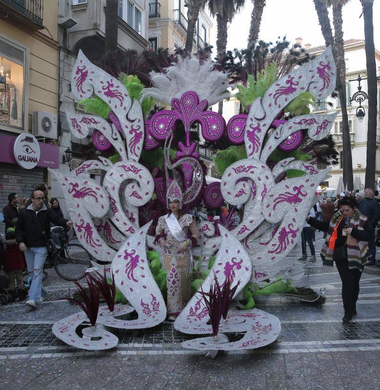 Pasacalles, batalla de las flores y La Final en la Plaza llenan el Centro