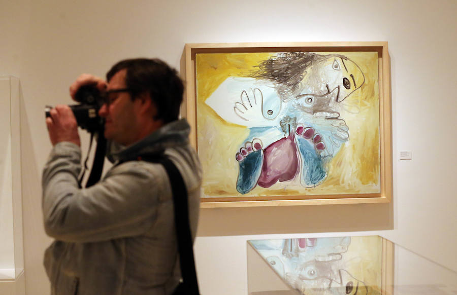 El Museo Picasso Málaga ha inaugurado la exposición 'Y Fellini soñó con Picasso', una muestra de dibujos, películas, fotografías y otros documentos del director de cine italiano que se unen a las esculturas, dibujos y obra gráfica de Picasso.