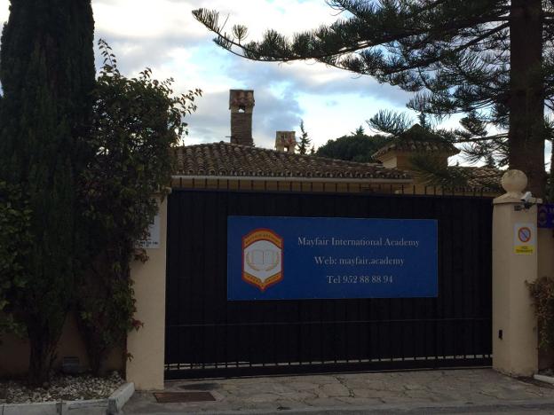 Fachada del colegio Mayfair Academy International en la urbanización Atalaya Park . 