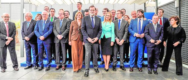 Mariano Rajoy posa ayer con los barones territoriales del PP antes de la reunión que mantuvo con ellos en Madrid. :: Juan Carlos Hidalgo / efe