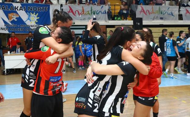 Las jugadoras celebrán el pase a cuartos de final, ante el Metallurg, en Carranque. 