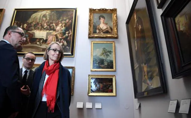 Francoise Nyssen (d), ministra de Cultura francesa, junto a Jean-Luc Martinez (i), presidente del Louvre, observa los cuadros.