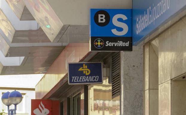 Varias sucursales bancarias en una calle de Vitoria. 