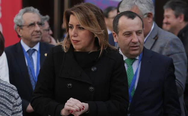 Susana Díaz pide a De la Torre que «cumpla» su palabra con el metro al Civil para que «los tiempos no sigan corriendo»