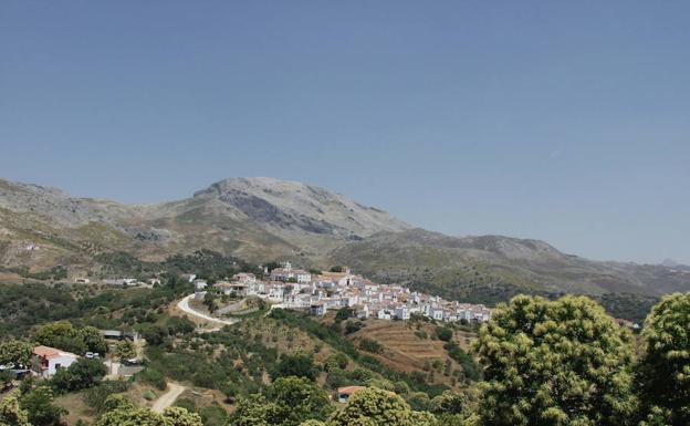 Vista de Cartajima poco después de empezar la ruta.